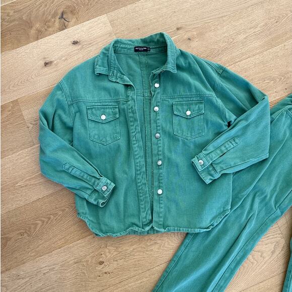 PrettyLittleThing - Cross Over Waist Jeans and Button Front Shirt in Green Denim - Picture 2 of 6